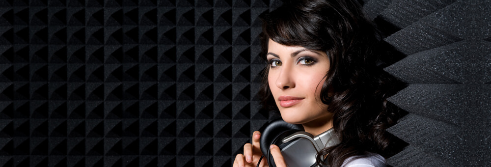 aixFOAM améliore l'acoustique dans les studios d'enregistrement grâce à divers absorbeurs de son.