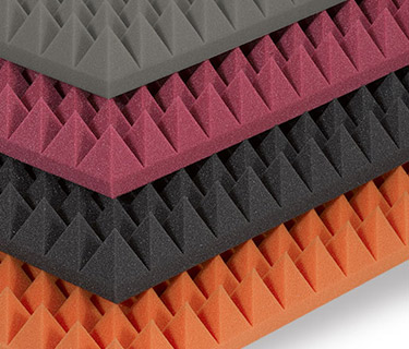 Mousse acoustique pyramidale avec une base solide