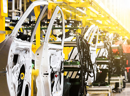 Les vibrations de la carrosserie transmettent le son. Dans la construction automobile, l’isolation acoustique des portes et autres surfaces en tôle est importante pour éviter le bruit.