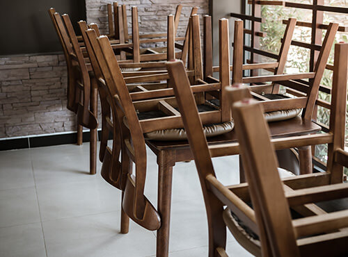 Une mauvaise acoustique fait fuir les clients Un restaurant sans isolation phonique: Les chaises restent sur les tables et les clients restent dehors.