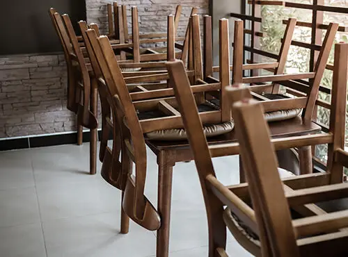 Un restaurant sans isolation phonique: Les chaises restent sur les tables et les clients restent dehors.