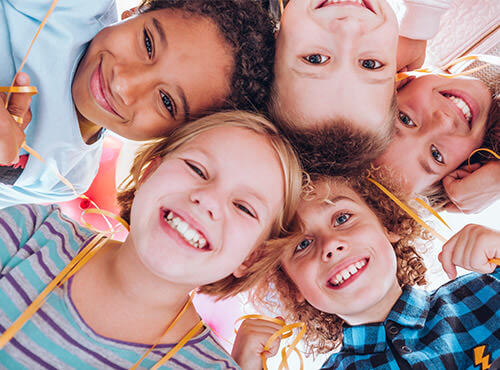 Des enfants qui jouent et s’amusent Des enfants qui jouent dans une chambre