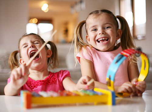 Le bruit dans les crèches et les écoles Des enfants dans une crèche faisant du bruit et des instruments