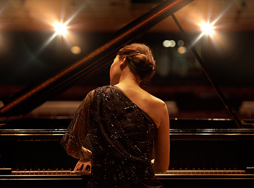 Une bonne acoustique dans une salle de concert pour de grands moments sonores L’isolation phonique dans une salle de concert améliore l’acoustique – une pianiste en pleine représentation