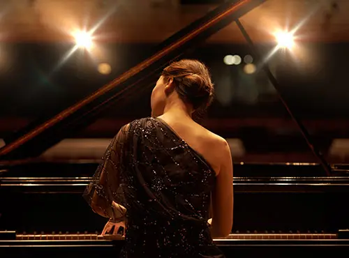 L’isolation phonique dans une salle de concert améliore l’acoustique – une pianiste en pleine représentation