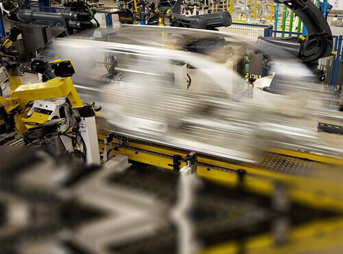 Machines bruyantes dans la construction automobile Une machine industrielle dans le secteur automobile génère du bruit.