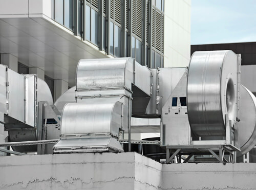 Les structures en tôle des grosses machines transmettent le son. Sans insonorisation, une grande machine avec une enveloppe en tôle produit des vibrations et du bruit.