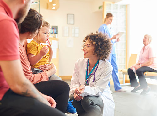 L’isolation phonique évite le bruit dans les cabinets ou les études Une médecin discute avec une famille dans un cabinet avec une isolation phonique.
