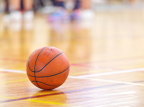 Réverbération désagréable dans les salles de sport Les pièces volumineuses et les surfaces réverbérantes reflètent le son, ce qui entraîne une réverbération désagréable. L’isolation acoustique d’une salle de sport permet de créer un environnement plus silencieux.