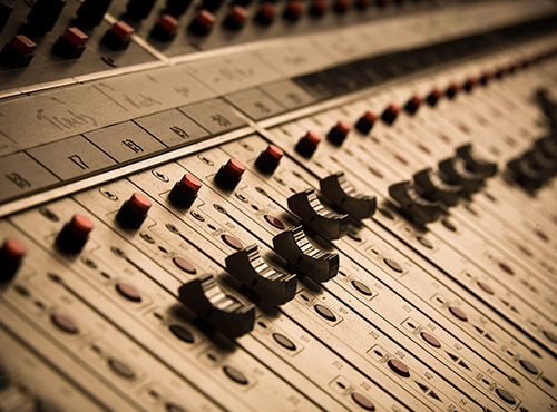 Une table de mixage pour les enregistrements en studio Une table de mixage dans un studio d’enregistrement