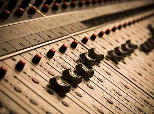 Une table de mixage dans un studio d’enregistrement