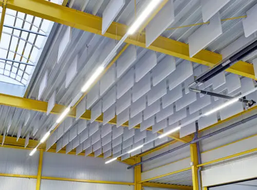 Baffles acoustiques/plafond acoustique dans un hall industriel