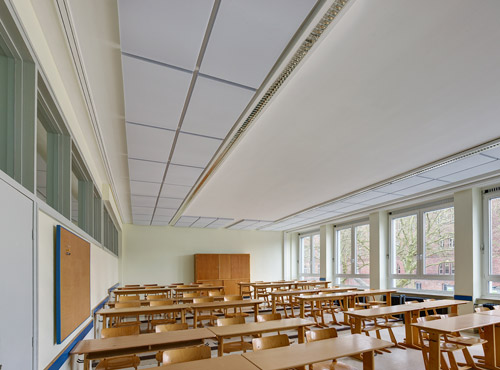 Le bruit dans les crèches et les écoles Des enfants dans une crèche faisant du bruit et des instruments.