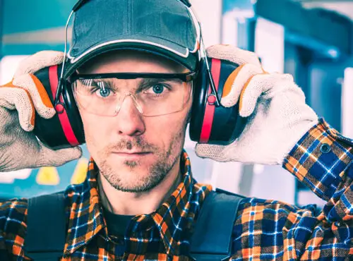 Un travailleur s’équipe d’une protection auditive pour se protéger du bruit.