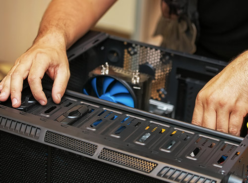 Isolation acoustique sur PC / ordinateur La modernisation est judicieuse: les composants plus silencieux et l’insonorisation réduisent le bruit de l’ordinateur ou du PC.