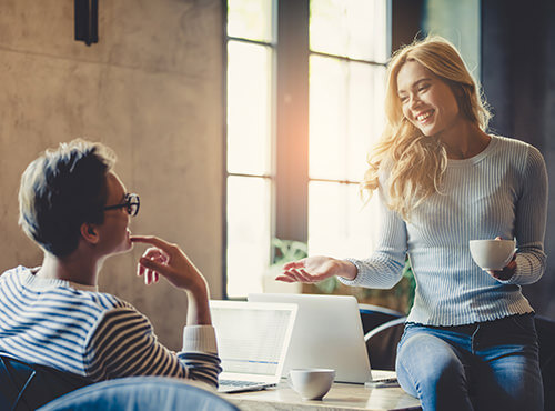 Les absorbeurs de bruit améliorent la communication. Une communication simplifiée grâce à l’optimisation de l’acoustique améliore la qualité du travail d’équipe.