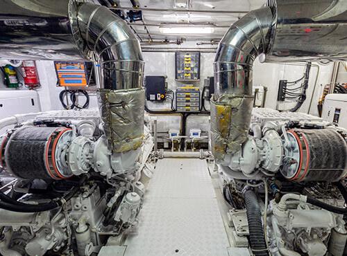 Salle des machines d’un yacht Vue dans la salle des machines: les moteurs de bateaux génèrent du bruit et des vibrations.