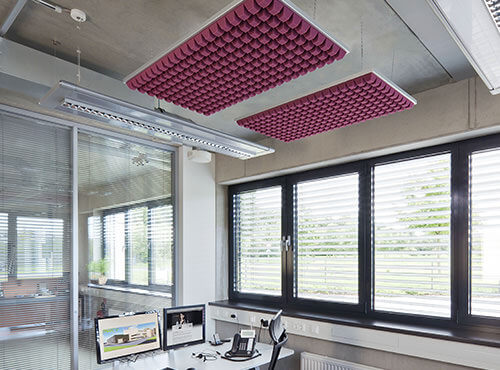 Absorbeurs de bruit dans les bureaux et les centres d’appels Absorbeurs de bruit dans un caisson suspendu au-dessus d'un poste de travail dans un bureau