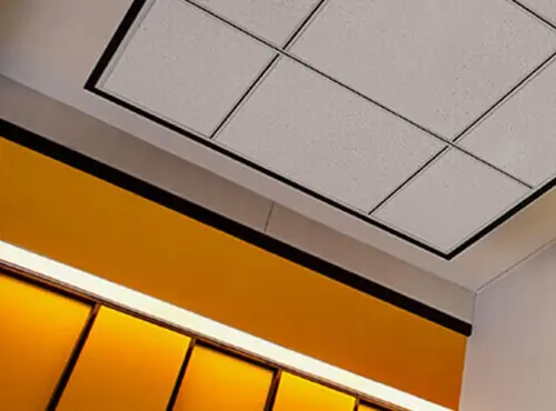 L’isolation phonique des murs et du plafond dans les salles d'événements protège contre le bruit.