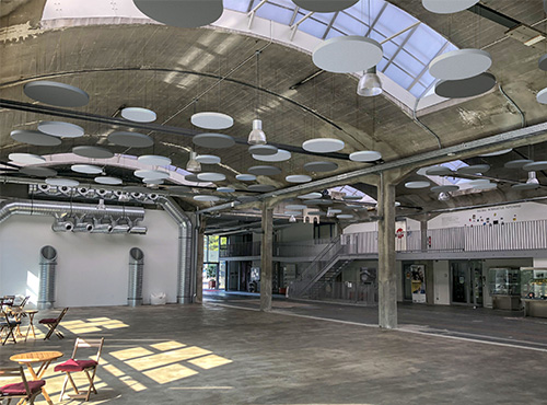 Isolation acoustique dans le hall d’exposition Les absorbeurs de bruit au plafond du hall ou de la salle d’exposition garantissent moins de bruit et une bonne acoustique.
