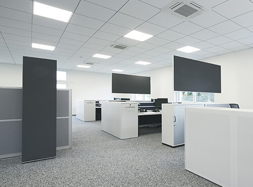 Parois acoustiques et colonnes acoustiques dans un bureau Un bureau avec des séparations acoustiques et des colonnes acoustiques autoportantes comme isolation phonique