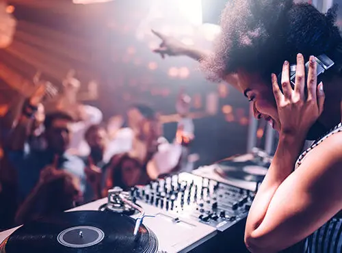 Les clients font la fête au son de la musique. L’isolation phonique assure un son optimal dans les discothèques et les clubs et réduit le bruit.