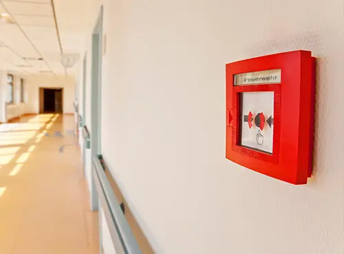 Un détecteur d’incendie dans le couloir d’une école avec des dispositifs d’isolation phonique