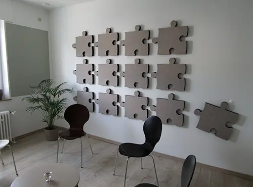 Absorbeurs de bruit en forme de puzzle dans la salle d’attente d'un cabinet