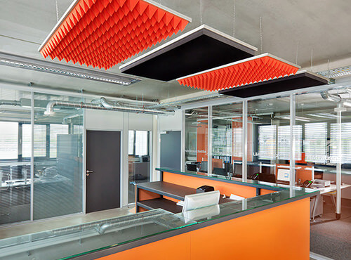 Absorbeur de bruit dans un caisson suspendu en aluminium Absorbeurs de bruit dans un caisson suspendu dans un bureau servant d’isolation phonique.