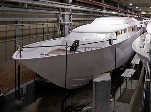 Isolation acoustique dans la construction navale Un navire se trouve dans le chantier naval: l’insonorisation joue déjà un rôle important dès la construction du bateau.