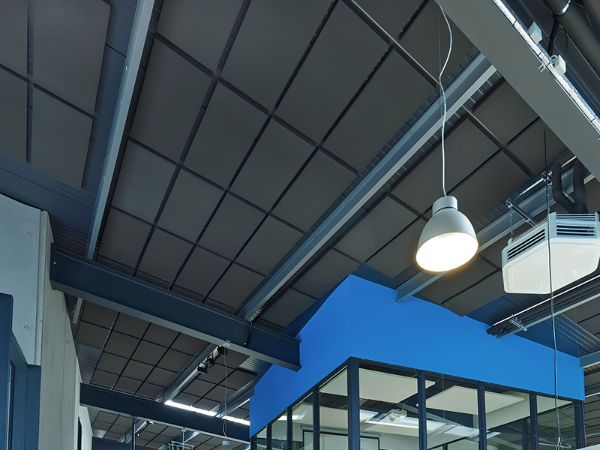 Absorbeur acoustique avec système STICKY dans un hall industriel
