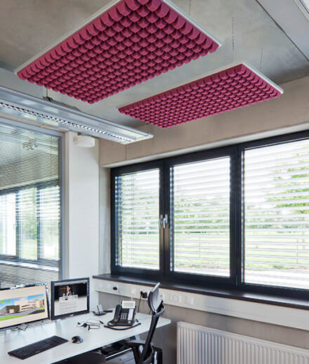 Absorbeur acoustique à profil trapézoïdal dans les cassettes suspendues upFRAME
