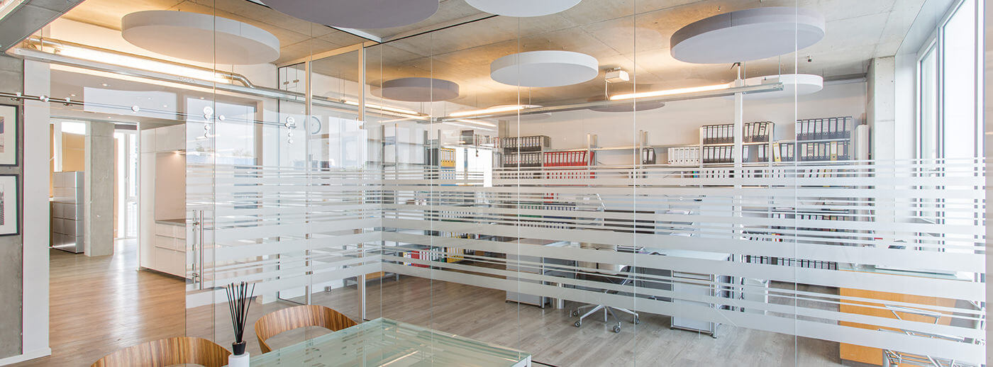 Des voiles acoustiques rondes assurent le calme dans les bureaux paysagers.
