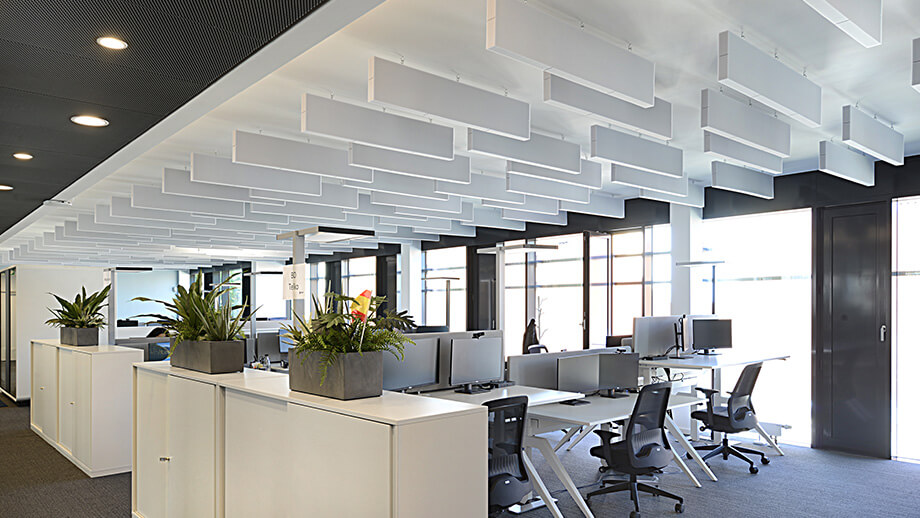 Acoustic baffles PEACEMAKER in white-grey in the office
