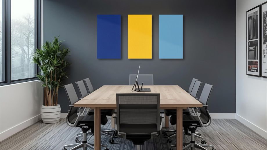 Absorbeurs acoustiques en bleu roi, jaune soleil et bleu ciel avec surface en feutre dans une salle de réunion