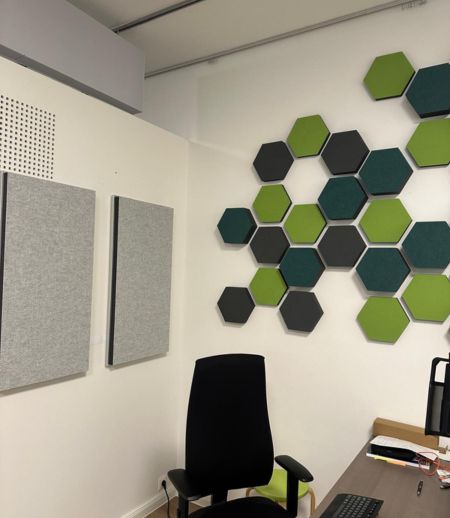Éléments acoustiques BEE Mix & Match comme isolation acoustique dans les bureaux modernes