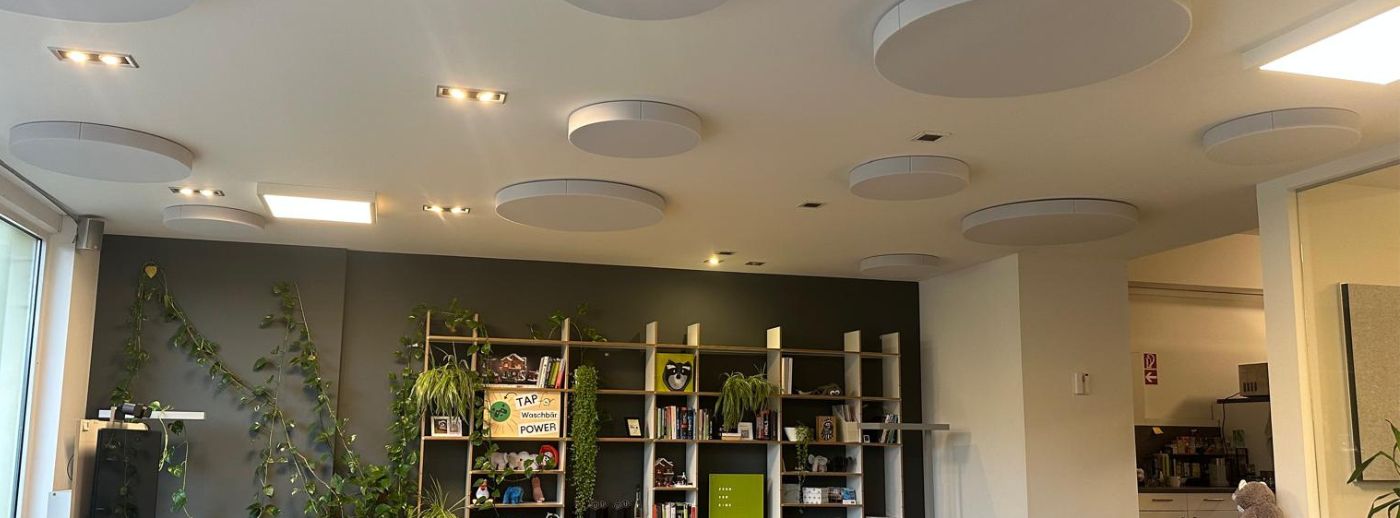 Voiles acoustiques/voiles de plafond dans un bureau