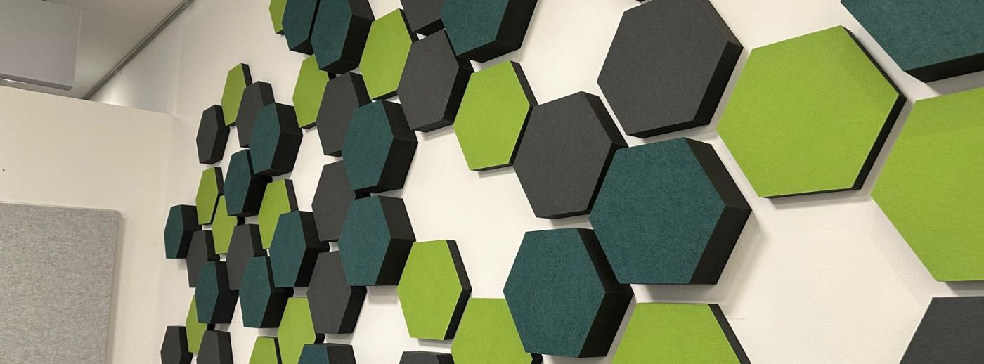 Éléments acoustiques dans les couleurs vert mai, vert forêt marbré et gris cendré avec surface en feutre dans le bureau
