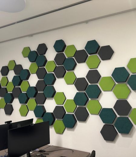 Éléments acoustiques BEE Mix & Match comme isolation acoustique dans les bureaux modernes