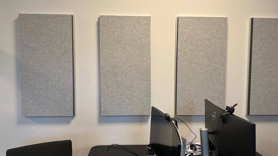 Absorbeur acoustique avec surface en feutre dans un bureau