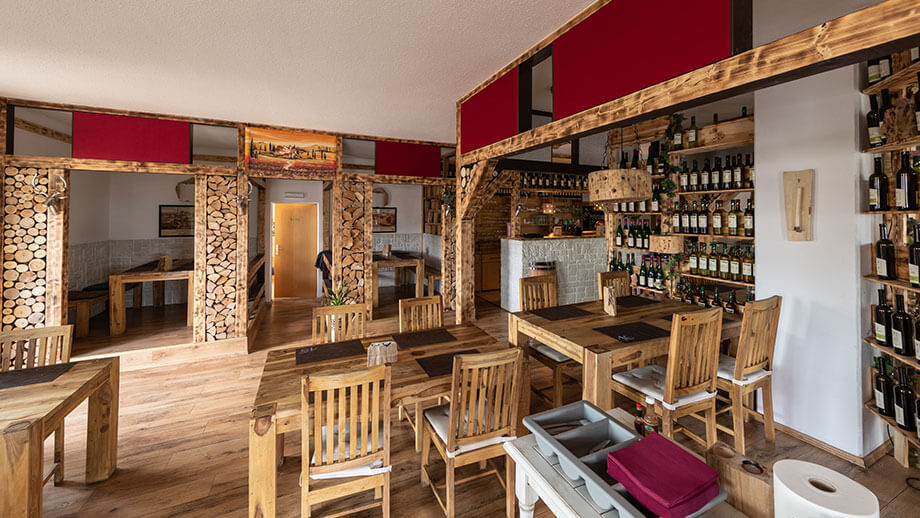 Les absorbeurs de bruit avec surfaces en feutre dans la gastronomie améliorent la qualité du séjour de vos clients.
