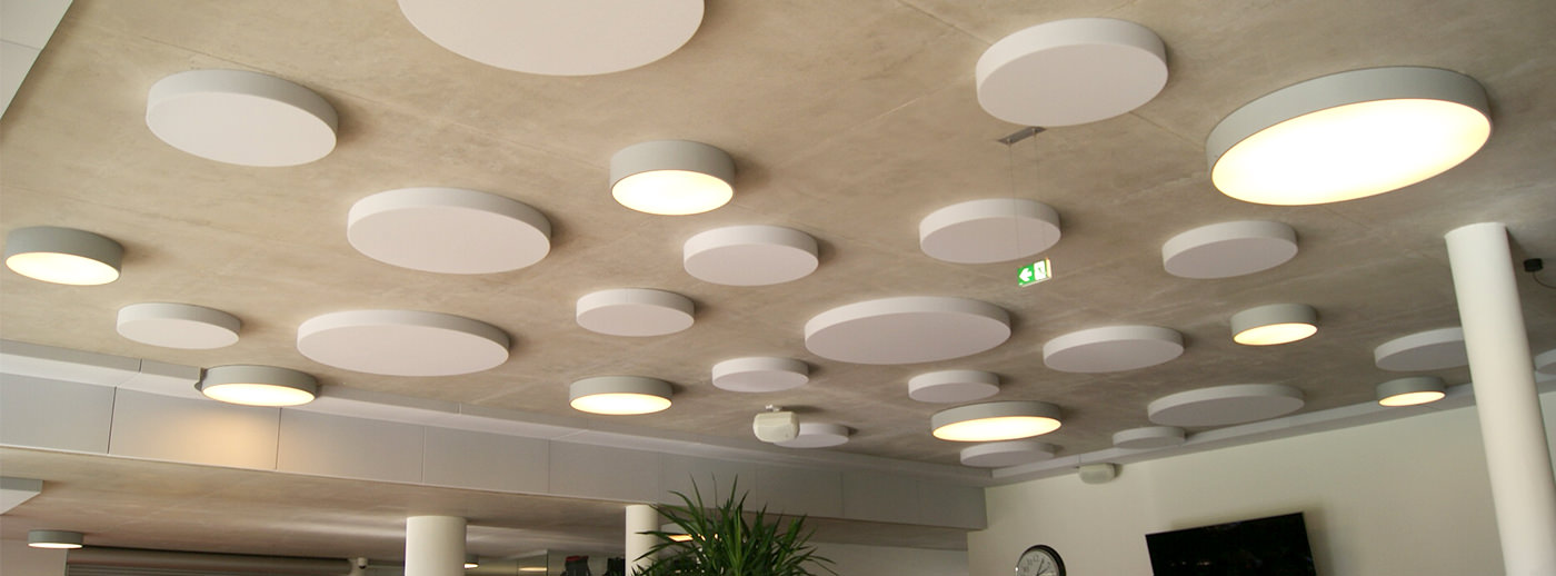 Plafond acoustique aixFOAM posé sur le plafond d'un bar.
