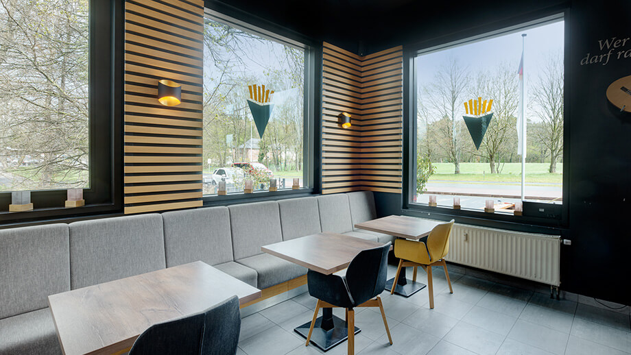 Tapis d'insonorisation aixFOAM dans le restaurant Manneken Frit