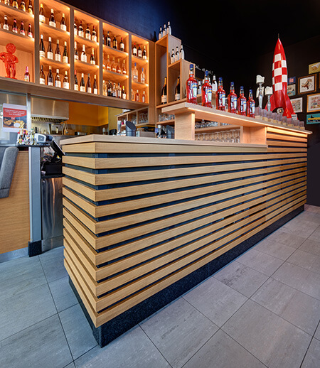 Tapis d'insonorisation aixFOAM dans le restaurant Manneken Frit
