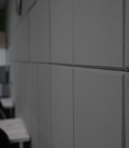 Absorbants acoustiques carrés SMOOD pour l'isolation acoustique d'une cantine