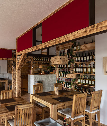 Ambiance chaleureuse et acoustique agréable dans le restaurant - grâce aux absorbeurs de son design FELT.