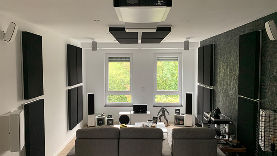 Isolation acoustique pour home cinéma avec FEUTRE dans des cassettes suspendues (upFRAME)