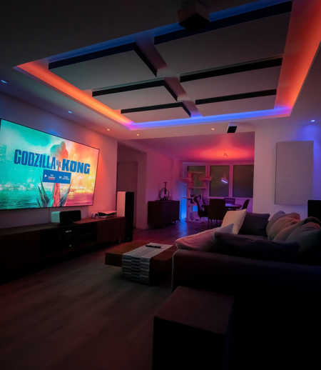 Absorbeurs acoustiques FELT au plafond d'un home cinéma