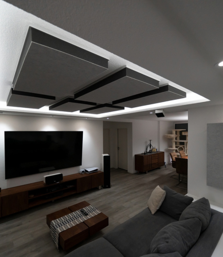 Absorbeurs acoustiques FELT au plafond d'un home cinéma