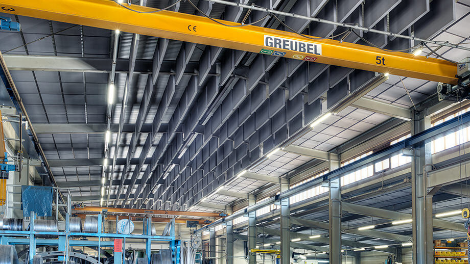 Insonorisation d'un hall industriel avec les panneaux d'insonorisation FLEX Industry et VERTICAL Industry